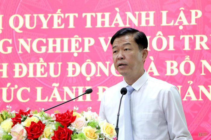 Ông Hồ Quốc Tuấn - Trưởng phòng Văn hóa - Xã hội, UBND phường Thành Sen công bố các nghị quyết, quyết định tại buổi lễ.