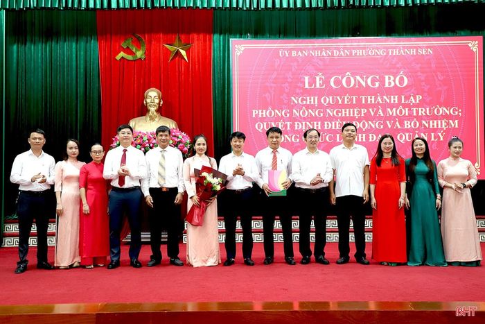 Thường trực Đảng ủy phường Thành Sen trao nghị quyết thành lập phòng và tặng hoa chúc mừng cán bộ, công chức Phòng Nông nghiệp và Môi trường, UBND phường Thành Sen.