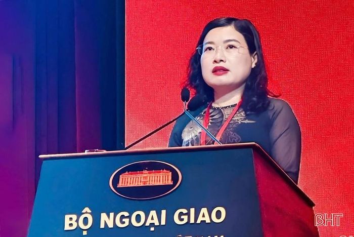 Phó Chủ tịch UBND tỉnh Hà Tĩnh Nguyễn Thị Nguyệt tham luận với chủ đề “Giải pháp tối ưu hóa năng lực tham mưu đối ngoại trong điều kiện sáp nhập, tinh gọn tổ chức bộ máy”.