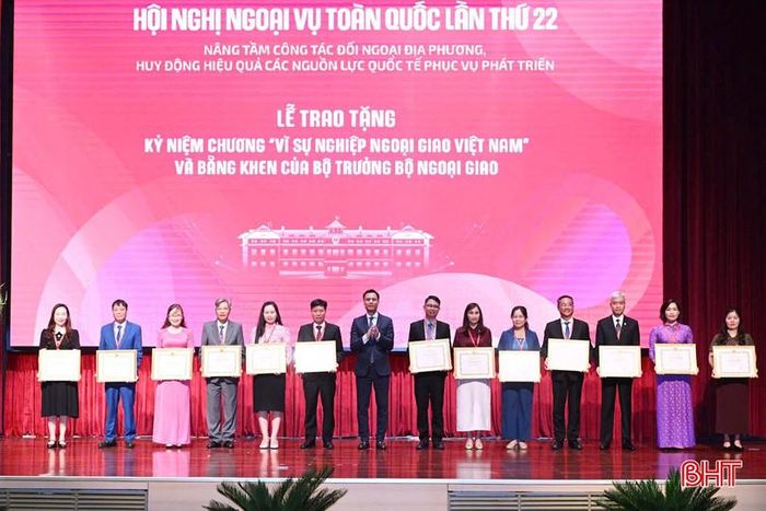 Lãnh đạo Bộ Ngoại giao trao bằng khen cho các tập thể, cá nhân có nhiều đóng góp cho công tác đối ngoại địa phương.