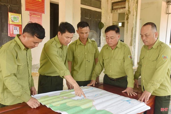 Lãnh đạo Ban QLRPH Hương Khê chỉ đạo cán bộ, nhân viên Đội BVR Rào Rồng nâng cấp độ PCCCR các tiểu khu nhiều thực bì, gần khu dân cư, khu vực giáp ranh.