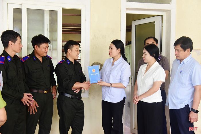 Phó Chủ tịch HĐND tỉnh Nguyễn Thị Việt Hà và Đoàn khảo sát của Ban Pháp chế HĐND tỉnh tặng quà, động viên cán bộ, nhân viên Đội BVR Cây Trồ.