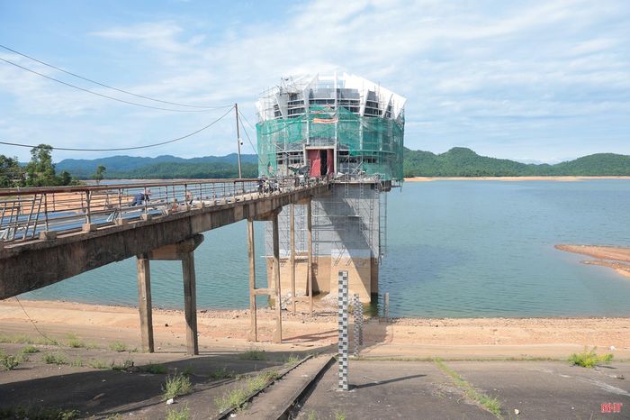  Chủ tịch UBND tỉnh Phan Thiên Định cùng đoàn công tác kiểm tra quá trình thi công nâng cấp, sửa chữa hồ Kẻ Gỗ. Ảnh tư liệu. 
