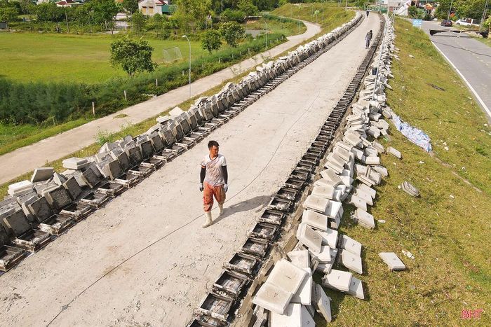 Hà Tĩnh đang đốc thúc các đơn vị tập trung đẩy nhanh tiến độ các công trình khắc phục hậu quả thiên tai.