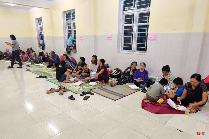  Người dân ở xã Đan Hải được sơ tán tới Trường mầm non Đan Trường khi bão số 5 đổ bộ vào đất liền. Ảnh tư liệu. 