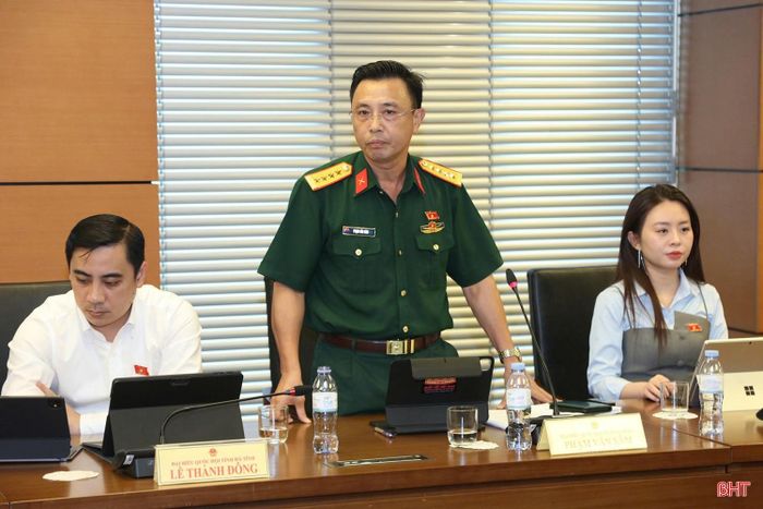 Đại tá Phạm Văn Sâm - Chính ủy Bộ Chỉ huy Quân sự tỉnh Hà Tĩnh (Đoàn ĐBQH tỉnh Hà Tĩnh) đóng góp ý kiến thảo luận.