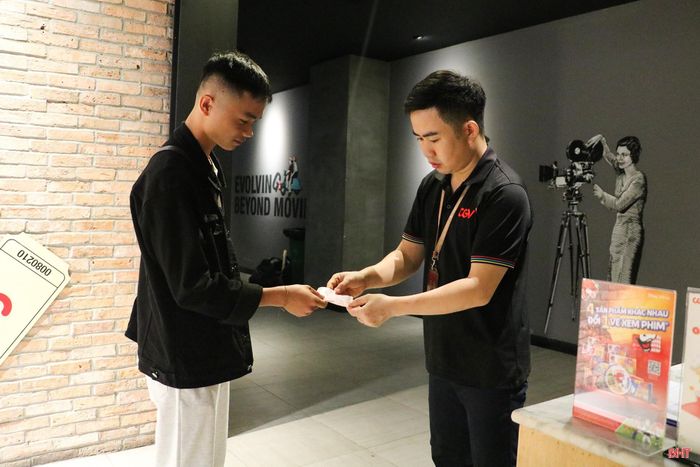 Không chỉ có các dịch vụ ăn uống, mua sắm, những không gian giải trí cũng kéo dài hoạt động khi phố đã về khuya. Tại rạp CGV Vincom Hà Tĩnh, các suất chiếu muộn vẫn khá đông khách, đặc biệt là các bạn trẻ.