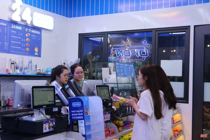 Với chị Hồ Thị Huyền Trân (xã Cẩm Bình), những ca làm việc khi phố đã về khuya là cơ hội để kiếm thêm thu nhập và tích lũy kinh nghiệm. “Ban đầu cũng hơi khó khăn vì phải thay đổi thói quen sinh hoạt, nhưng khi dần quen hơn, tôi thấy công việc phù hợp và có thêm động lực để cố gắng” - chị Trân bày tỏ.