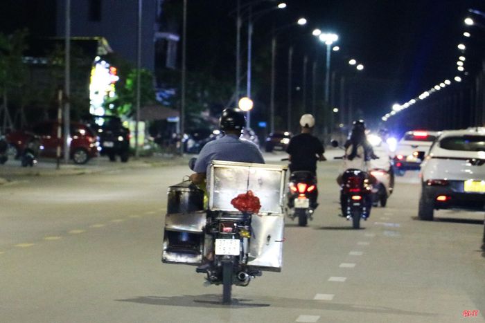 Trong bức tranh nhộn nhịp về đêm ấy, những người lao động vẫn miệt mài mưu sinh, góp thêm mảnh ghép bình dị vào bức tranh phố.