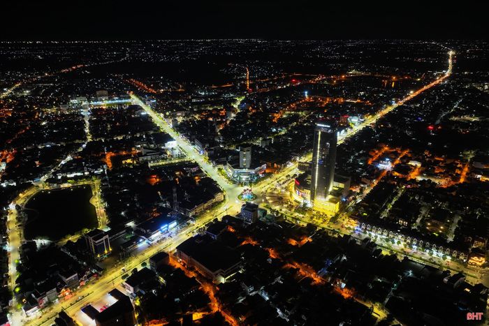 Mỗi cuộc gặp gỡ, mỗi dịch vụ sáng đèn, mỗi ca làm việc xuyên đêm... đều góp thêm một lát cắt sinh động vào bức tranh đầy sắc màu của Thành Sen khi đêm về.