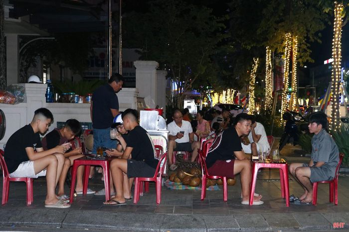 Những quán nước ven đường là góc nhỏ thân quen của phố đêm Thành Sen. Ông Nguyễn Thành Sơn (phường Thành Sen) chia sẻ: “Hầu như cuối tuần nào tôi cũng đưa các cháu ra đây chơi. Không gian rộng, thoáng mát, nhiều dịch vụ nên cả người lớn lẫn trẻ nhỏ đều có chỗ để thư giãn, vui chơi. Càng về đêm, không khí càng mát mẻ và rất dễ chịu".