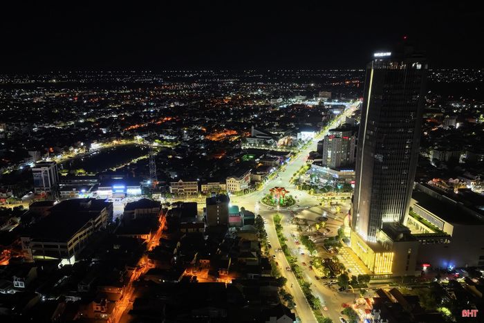 Những tuyến phố sáng đèn, các hàng quán nhộn nhịp tạo nên bức tranh đô thị đêm đầy màu sắc.