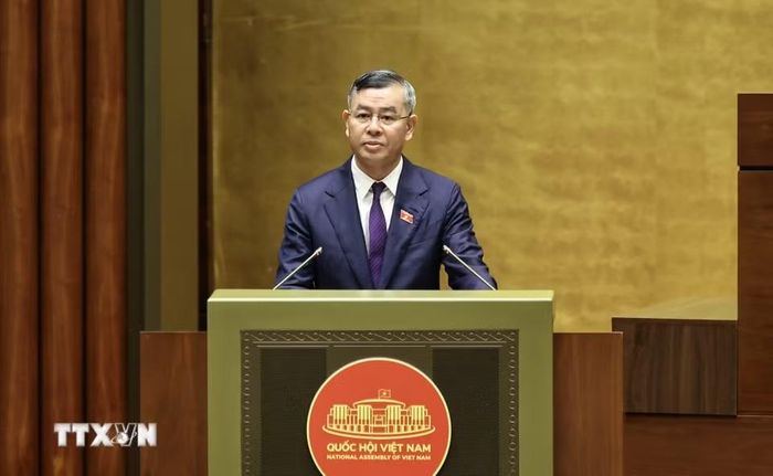Bộ trưởng Bộ Tài chính Ngô Văn Tuấn trình bày Tờ trình về dự án Luật sửa đổi, bổ sung Điều 6 và Phụ lục IV về danh mục ngành, nghề đầu tư kinh doanh có điều kiện của Luật Đầu tư. (Ảnh: Minh Đức/TTXVN)