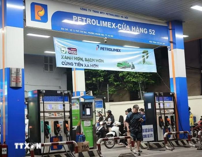 Chỉ số giá tiêu dùng tháng Bảy giảm nhẹ 0,12% nhờ giá xăng dầu và thực phẩm đi xuống. (Ảnh: Phạm Tuấn Anh/TTXVN)