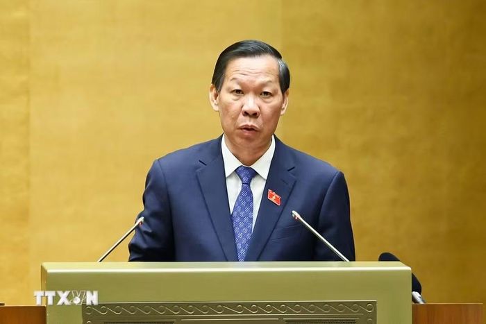 Chủ nhiệm Ủy ban Kinh tế và Tài chính của Quốc hội Phan Văn Mãi trình bày báo cáo thẩm tra về dự án Luật sửa đổi, bổ sung Điều 6 và Phụ lục IV về danh mục ngành, nghề đầu tư kinh doanh có điều kiện của Luật Đầu tư. (Ảnh: Minh Đức/TTXVN)