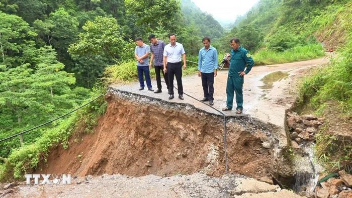 Lãnh đạo Đảng ủy xã Lùng Tám kiểm tra điểm sạt lở. (Ảnh: Minh Tâm/TTXVN)