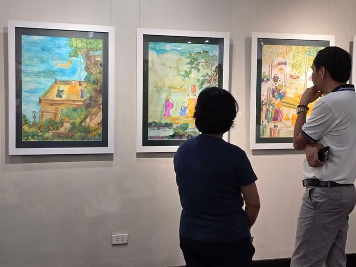 Tranh đề tài Phật giáo được khắc họa trên giấy dó. (Ảnh: Minh Anh/Vietnam+)