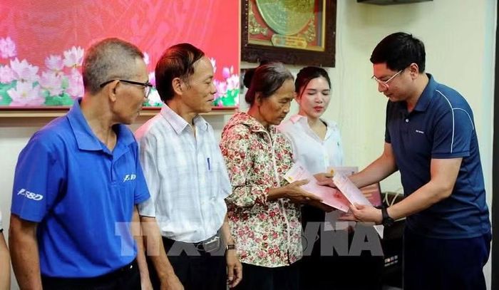Người dân xã Triệu Việt Vương (Hưng Yên) vui mừng vì được nhận Giấy chứng nhận quyền sử dụng đất do chính cấp xã thực hiện, sau khi triển khai mô hình chính quyền địa phương hai cấp. (Ảnh: Mạnh Khánh/TTXVN)