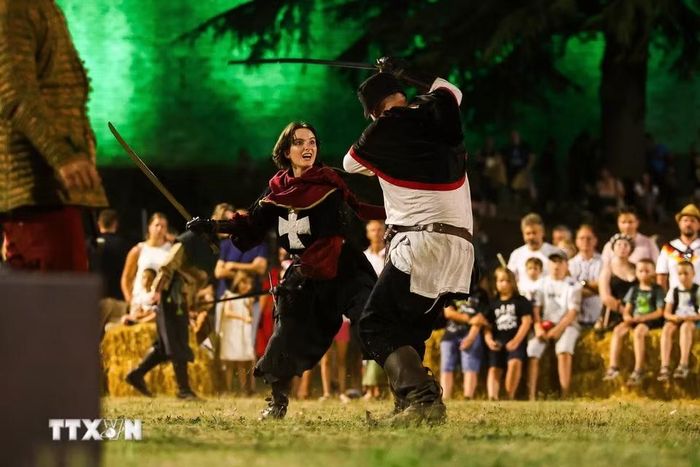 Màn trình diễn đấu kiếm tại lễ hội Trung Cổ ở Svetvincenat, Croatia, ngày 31/7/2026. (Ảnh: THX/TTXVN phát)