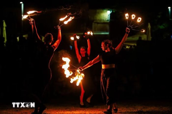 Một màn trình diễn tại lễ hội Trung Cổ ở Svetvincenat, Croatia, ngày 31/7/2026. (Ảnh: THX/TTXVN phát)