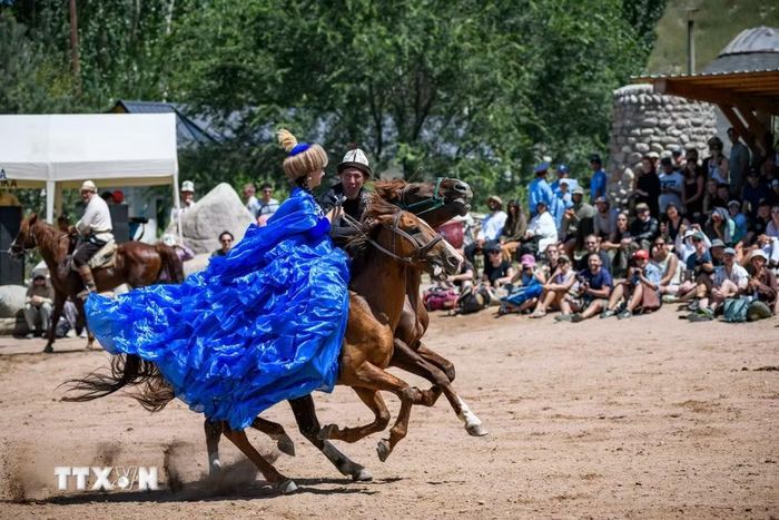 Trình diễn cưỡi ngựa tại lễ hội dân gian ở làng Bokonbaevo, Kyrgyzstan, ngày 1/8/2026. (Ảnh: THX/TTXVN phát)