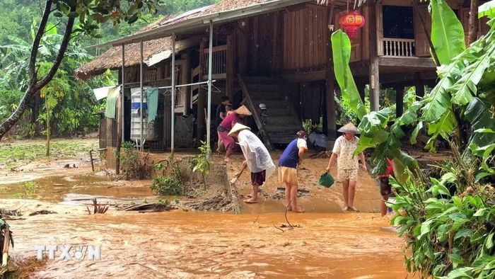 Người dân thôn Chì, xã Xuân Giang (Tuyên Quang) dọn bùn đất sau khi nước rút. (Ảnh: Minh Tâm/TTXVN)