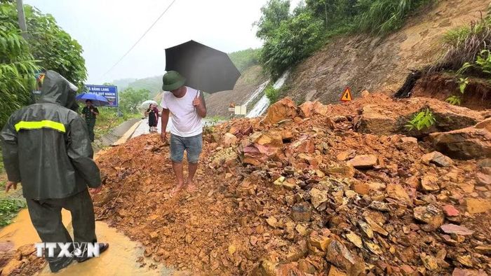 Do mưa lớn trong nhiều giờ khiến khối lượng lớn đất đá sạt lở, cản trở phương tiện lưu thông ở xã Xuân Giang (tỉnh Tuyên Quang). (Ảnh: Minh Tâm/TTXVN)