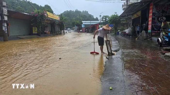 Điểm ngập úng nặng nhất tập trung tại tổ 2 và tổ 4 Duyên Hải, phường Lào Cai. (Ảnh: Hương Thu/TTXVN)