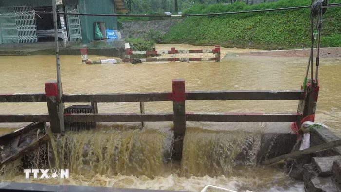Nước lũ dâng cao tại các ngầm tràn, khe suối tại khu vực Cầu Sập, tổ 4 Duyên Hải, phường Lào Cai. (Ảnh: Hương Thu/TTXVN)