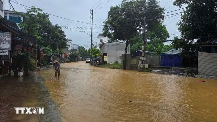 Điểm ngập úng nặng nhất tập trung tại tổ 2 và tổ 4 Duyên Hải, phường Lào Cai. (Ảnh: Hương Thu/TTXVN)