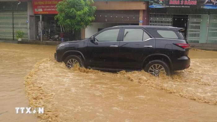 Điểm ngập úng nặng nhất tập trung tại tổ 2 và tổ 4 Duyên Hải, phường Lào Cai. (Ảnh: Hương Thu/TTXVN)