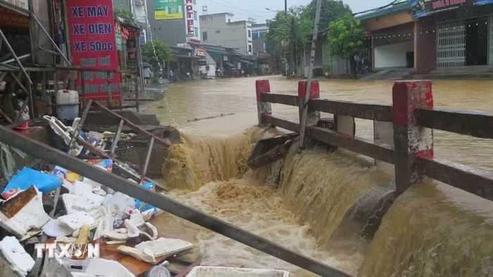 Nước lũ dâng cao tại các ngầm tràn, khe suối tại khu vực Cầu Sập, tổ 4 Duyên Hải, phường Lào Cai. (Ảnh: Hương Thu/TTXVN)