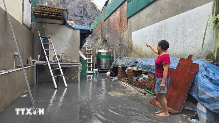 Mưa lớn gây sạt lở taluy dương phía sau nhà của một số hộ dân tổ 4 Duyên Hải, phường Lào Cai. (Ảnh: Hương Thu/TTXVN)