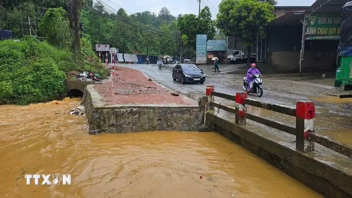 Nước lũ dâng cao tại các ngầm tràn, khe suối tại khu vực Cầu Sập, tổ 4 Duyên Hải, phường Lào Cai. (Ảnh: Hương Thu/TTXVN)