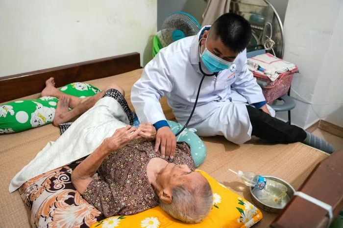 Bác sỹ Bệnh viện Thống Nhất Thành phố Hồ Chí Minh đến tận nhà khám sức khỏe cho người có công trên địa bàn phường Vũng Tàu. (Ảnh: Đinh Hằng/TTXVN)