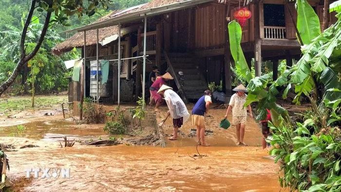 Người dân thôn Chì, xã Xuân Giang (Tuyên Quang) dọn bùn đất sau khi nước rút. (Ảnh: Minh Tâm/TTXVN)