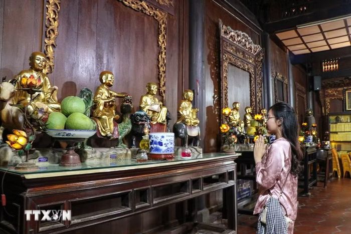 Du khách đến hành hương tại chùa Vĩnh Tràng. (Ảnh: Hồng Thái/TTXVN)