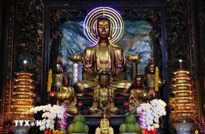 Các pho tượng tại chánh điện chùa Vĩnh Tràng. (Ảnh: Hồng Thái/TTXVN)