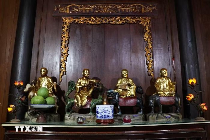 Các pho tượng cổ tại chùa Vĩnh Tràng. (Ảnh: Hồng Thái/TTXVN)