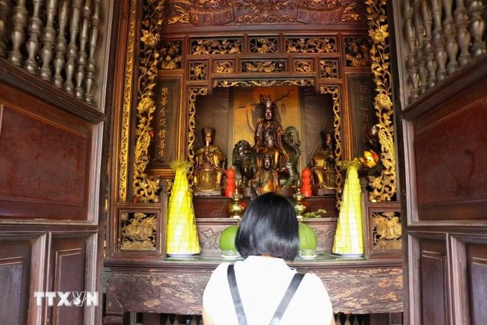 Du khách đến hành hương tại chùa Vĩnh Tràng. (Ảnh: Hồng Thái/TTXVN)