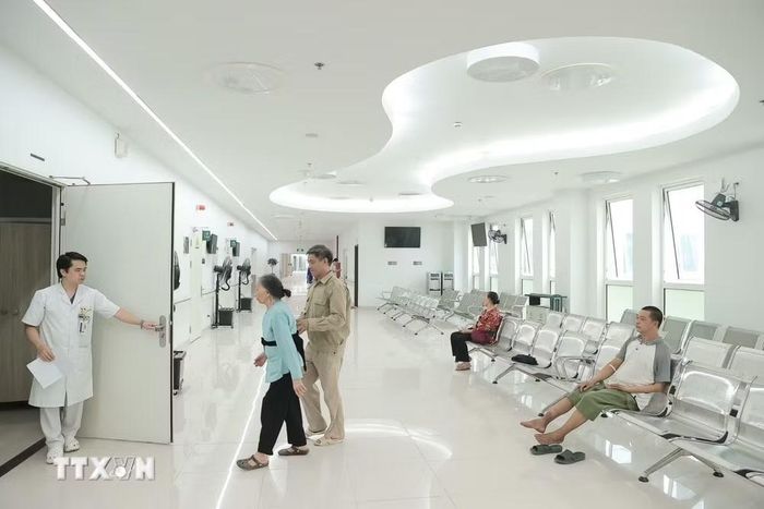 Người dân khám bệnh tại Bệnh viện Bạch Mai cơ sở Ninh Bình. (Ảnh: Minh Quyết/TTXVN)