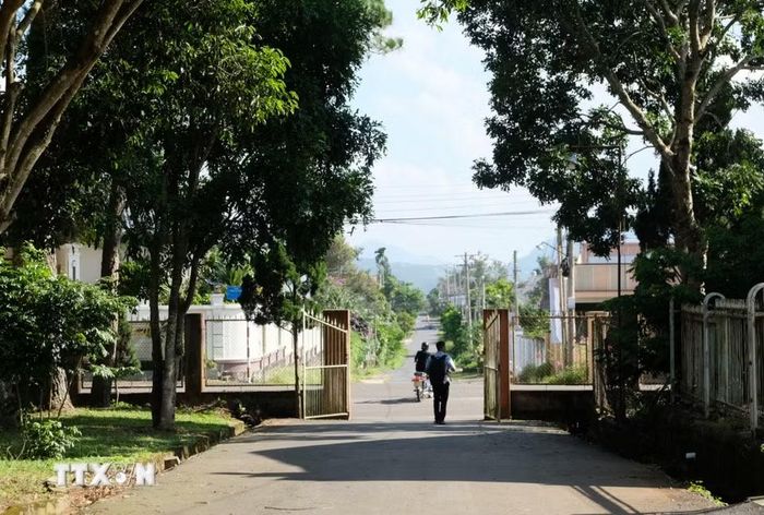 Xung quanh khuôn viên Nhà thờ Tân Hà có 8 cổng chính để mở đi các hướng, kết nối với những trục đường xung quanh. (Ảnh: Nguyễn Dũng/TTXVN)