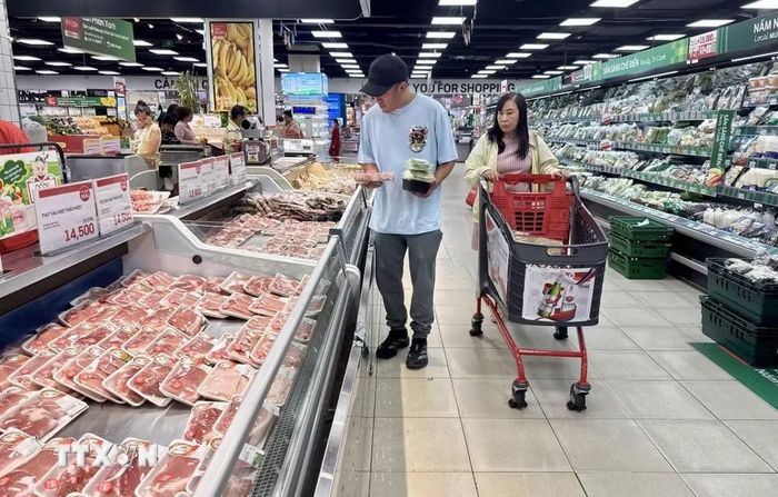 Người dân Thành phố Hồ Chí Minh lựa chọn mua thực phẩm siêu thị. (Ảnh: Hương Giang/TTXVN)
