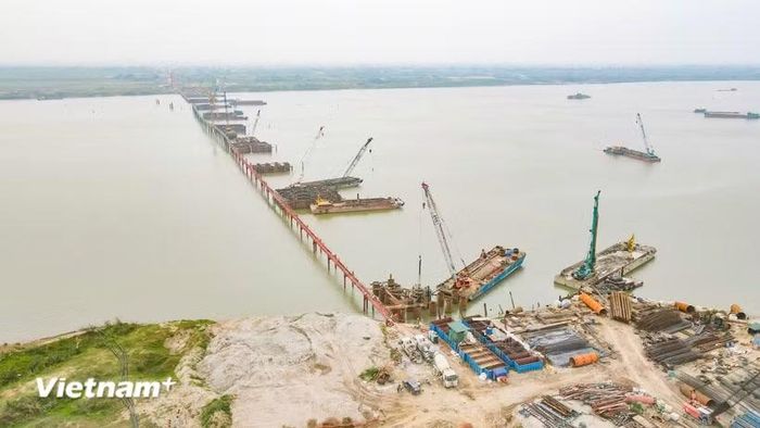 Hoạt động giải ngân vốn đầu tư công bảy tháng đạt 41,9% kế hoạch với nhiều giải pháp thúc đẩy tiến độ và tháo gỡ khó khăn hiệu quả. (Ảnh: PV/Vietnam+)