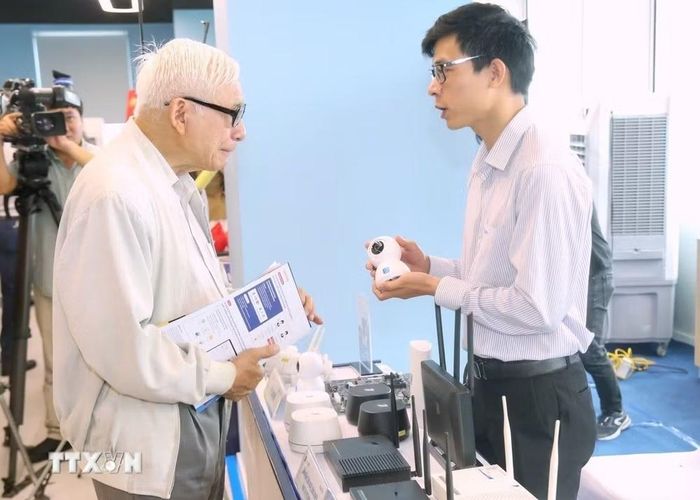 Khách tham quan gian trưng bày giải pháp đổi mới sáng tạo. (Ảnh: Tuấn Đức/TTXVN)