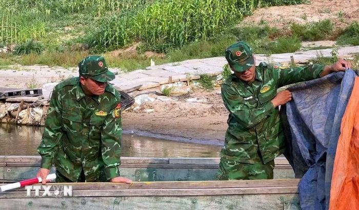 Lực lượng Bộ đội Biên phòng Quảng Trị tăng cường kiểm tra, kiểm soát, ngăn chặn buôn lậu tại "điểm nóng" Lao Bảo. (Ảnh: Tá Chuyên/TTXVN)