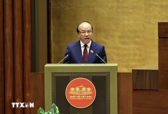 Chủ nhiệm Ủy ban Pháp luật và Tư pháp của Quốc hội Phan Chí Hiếu trình bày Báo cáo thẩm tra về 3 dự án Luật: Luật Phổ biến, giáo dục pháp luật; Luật sửa đổi, bổ sung một số điều của Luật Trách nhiệm bồi thường của Nhà nước; Luật sửa đổi, bổ sung một số điều của Luật Hải quan. (Ảnh: Minh Đức/TTXVN)