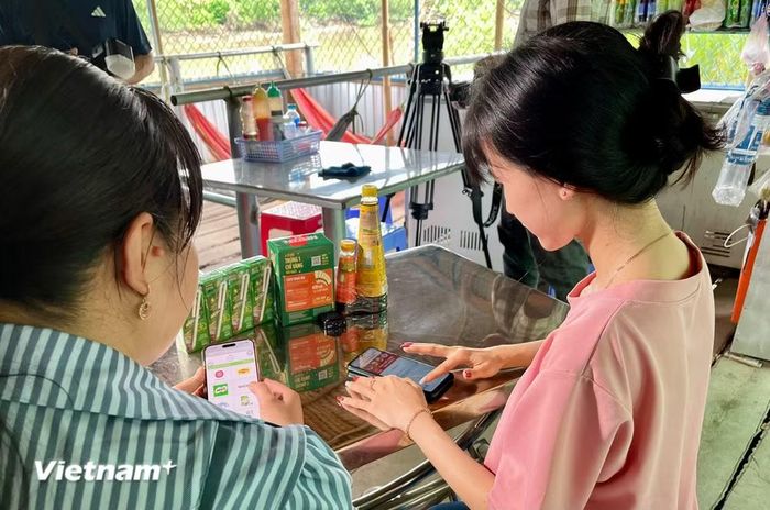 Cơ quan Thuế sẽ tiếp tục hoàn thiện các giải pháp hỗ trợ người nộp thuế trong việc lập và sử dụng hóa đơn điện tử. (Ảnh: Vietnam+)