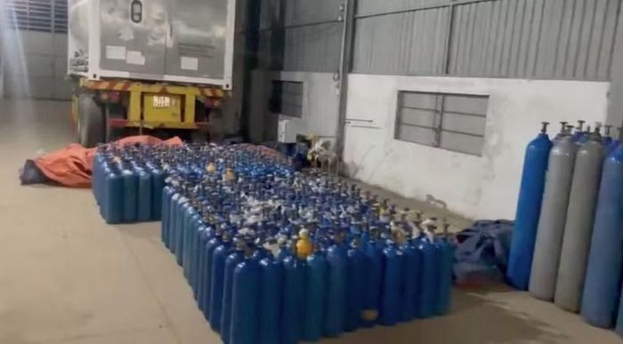 Nhiều đại biểu Quốc hội tán thành trước đề xuất bổ sung cấm kinh doanh khí N2O (khí "bóng cười") và siết chặt quản lý loại khí này. (Ảnh: TTXVN)