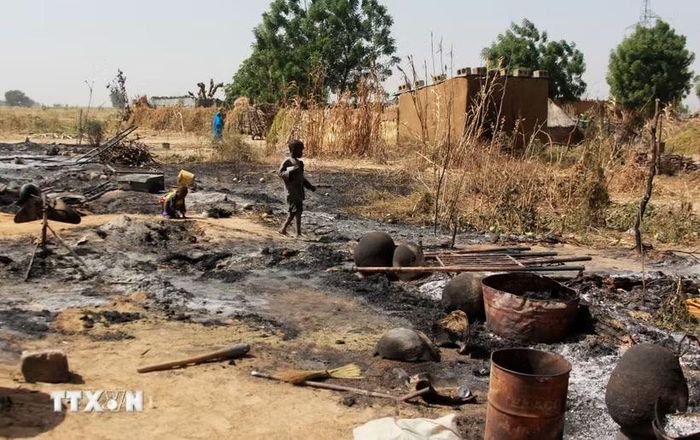 Hiện trường một vụ tấn công tại một ngôi làng ở Nigeria. (Ảnh: AFP/ TTXVN)